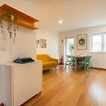 アパート 2-bed With A Charming Terrace At Intendente リスボン