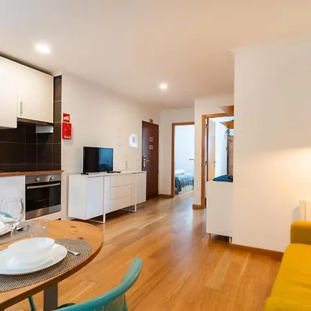 2-bed With A Charming Terrace At Intendente Лісабон